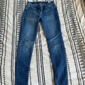 Levi skinny jegging style.